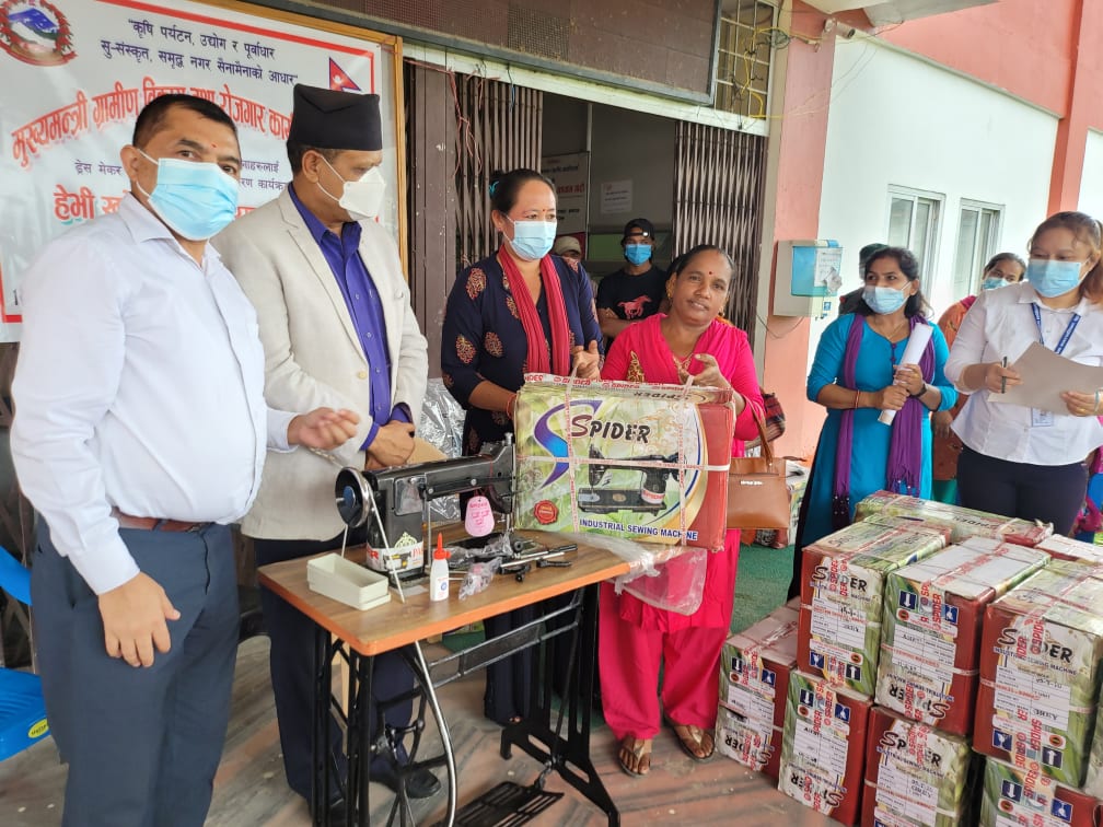 सैनामैनामा २५ जना महिलाहरुले पाए सिलाउने मेशिन